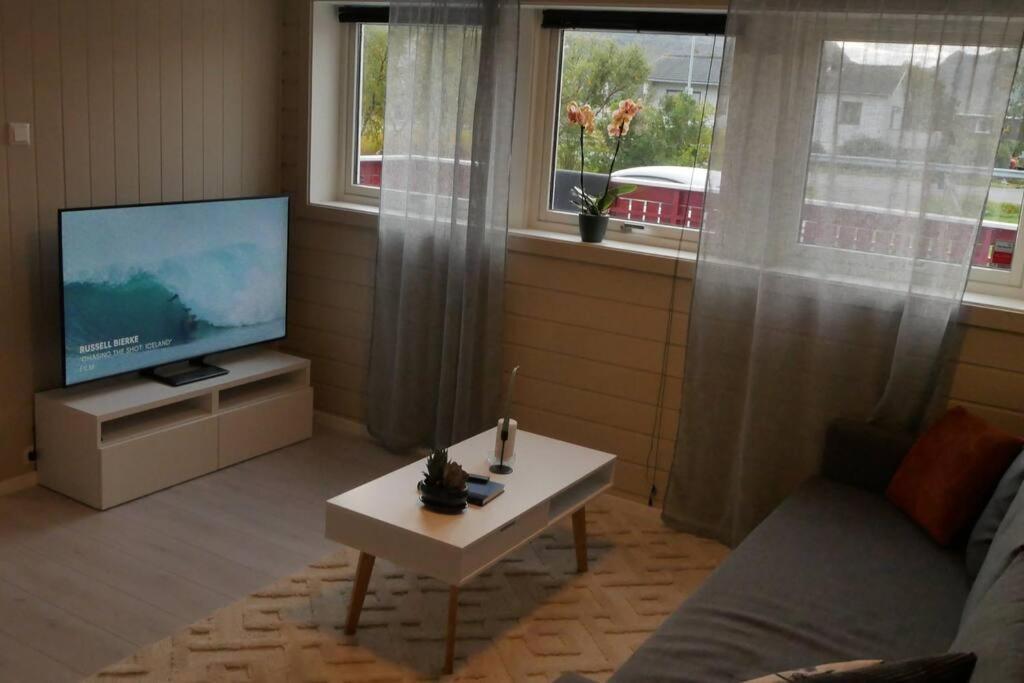 Nyrenovert Leilighet Med Gratis Parkering Leknes Eksteriør bilde